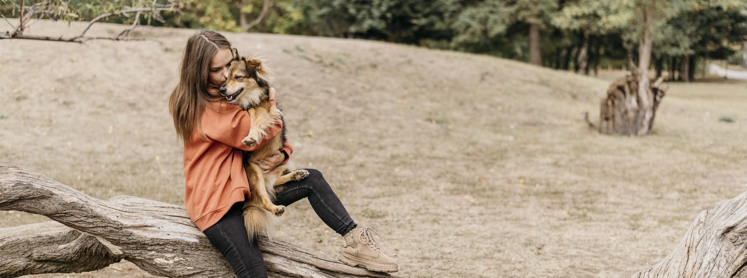 pretty-young-woman-petting-her-dog copie Futur aventurier